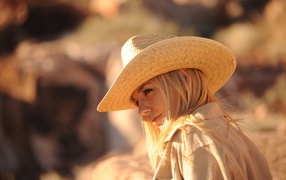 Девушка в ковбойской соломенной шляпе 