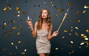 Девушка в коротком платье отмечает праздник 