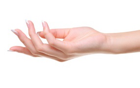 Рука девушки с красивым маникюром 