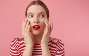 Девушка приклеивает патчи для глаз на лицо 