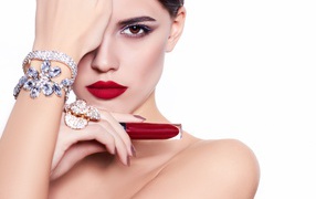 Девушка с ярким макияжем на лице на белом фоне с 