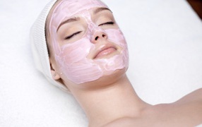 Девушка с закрытыми глазами на столе  у косметолога 