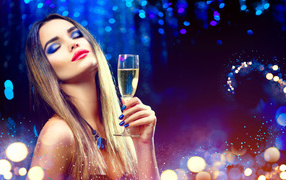 Девушка с закрытыми глазами с ярким макияжем с бокалом шампанского в руке