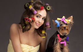 Девушка с бигудями на голове с собакой