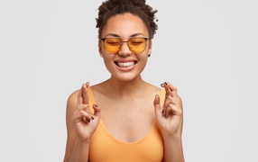 Девушка в очках загадывает желание 