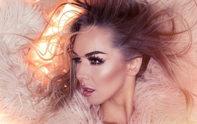 Девушка с распущенными волосами в розовой шубе 