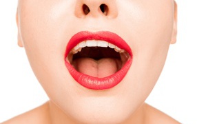 Девушка с красными губами открыла рот 