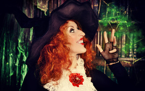 Рыжеволосая девушка в костюме ведьмы на Хэллоуин