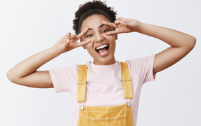 Счастливая девушка с руками у лица 