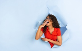 Радостная девушка прорвала дыру в стене