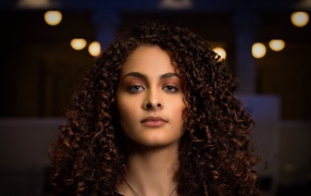 Длинные кудрявые волосы у красивой голубоглазой девушки