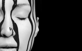 Краска стекает по лицу девушки на черном фоне