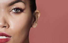 Часть лица голубоглазой женщины 