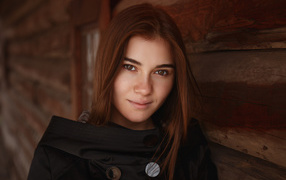 Настоящая девушка в черном плаще