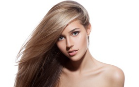 Настоящая молодая девушка блондинка с длинными волосами