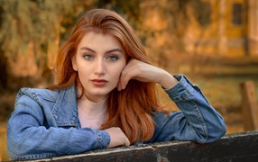 Рыжеволосая девушка в джинсовой куртке 