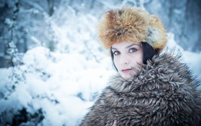 Русская женщина  в меховой накидке зимой