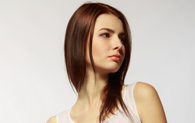 Грустный взгляд  молодой девушки 