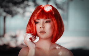 Грустная рыжеволосая девушка с карими глазами