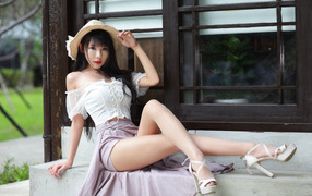 Стройная азиатка с длинными ногами у окна 