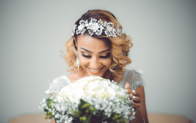 Улыбающаяся девушка невеста с букетом цветов 