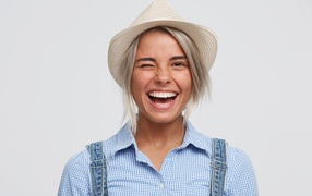 Улыбающаяся девушка фермер в шляпе 