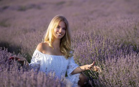 Улыбающаяся девушка в белом платье на лавандовом поле 