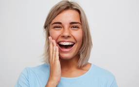 Улыбающаяся девушка с брекетами 