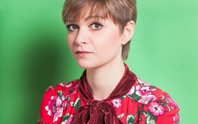 Стильная женщина с короткой стрижкой 