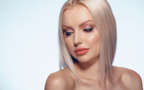 Нежная блондинка с красивым макияжем на лице