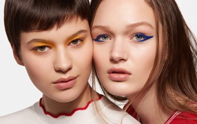 Две красивые девушки подруги с ярким макияжем