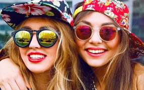 Две улыбающиеся девушки в солнечных лучах