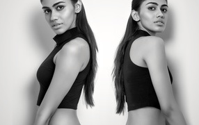 Две девушки сестры - близняшки черно -белое фото 