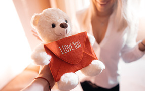 Белый меховой медвежонок в подарок для девушки 