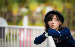 Молодая азиатка в черном берете в парке