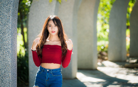 Молодая азиатка с коротких джинсовых шортах