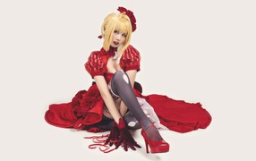 Молодая азиатка в ярком красном костюме на белом фоне