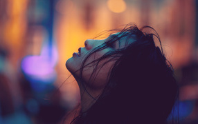 Молодая азиатка с закрытыми глазами с волосами на лице