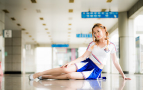 Молодая спортивная азиатка в форме в спортзале 