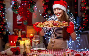 Девушка в костюме готовит угощения на новый год 