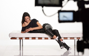 Американская модель Кендалл Дженнер лежит с телефоном