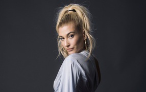 Красивая блондинка, американская модель Хейли Болдуин на сером фоне