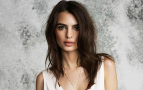 Красивая девушка модель Эмили Ратаковски на сером фоне