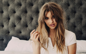 Красивая модель Оливия Брауэр сидит на диване