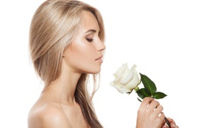 Девушка модель с белой розой в руке 