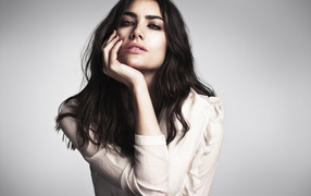 Южноафриканская модель Лорен Меллор на сером фоне