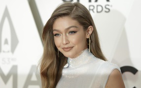 Стильна девушка с длинными волосами, модель Джиджи Хадид 