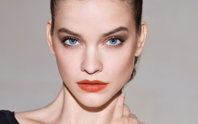 Лицо голубоглазой модели Барбары Палвин