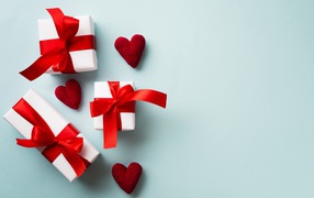 Подарки с красными сердечками на голубом фоне