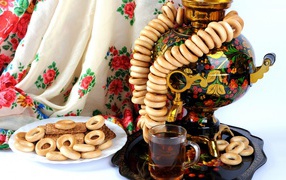 Самовар на столе с баранками и печеньем  на праздник Масленица 2020